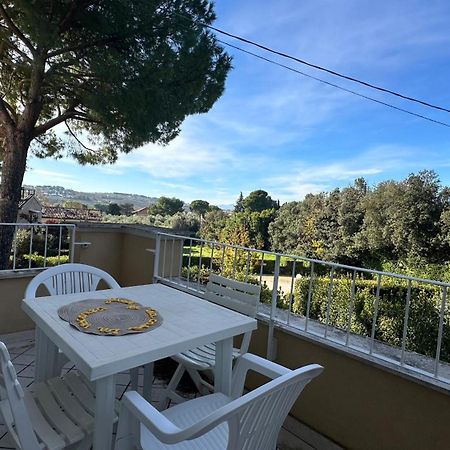 N185 - Numana, Meraviglioso Trilocale Con Terrazzo E Piscina Luaran gambar