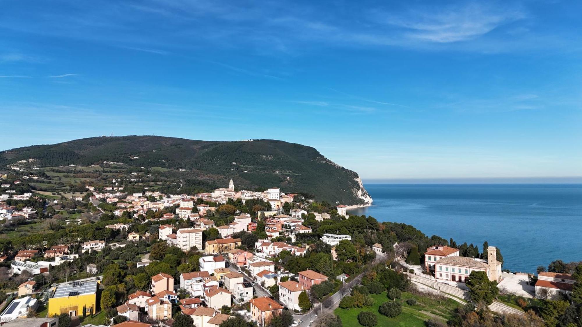 N185 - Numana, Meraviglioso Trilocale Con Terrazzo E Piscina Luaran gambar