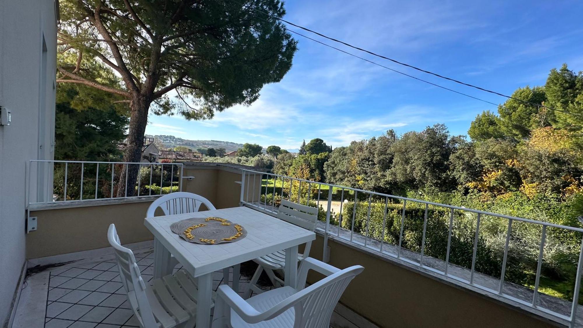N185 - Numana, Meraviglioso Trilocale Con Terrazzo E Piscina Luaran gambar